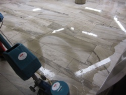 Marmor (Carrara) maschinell reinigen