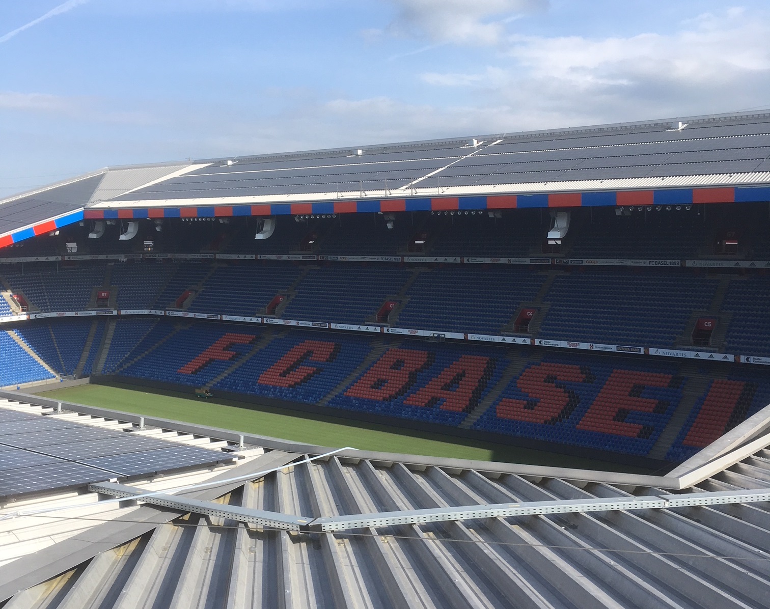 Solarzellenreinigung auf dem St. Jakob-Park in Basel