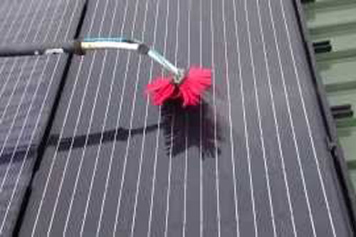 Reinigung einer grossen Photovoltaikanlage mit Reinstwasser