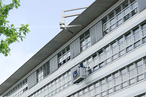 Fensterputzen in schwindelerregender Höhe