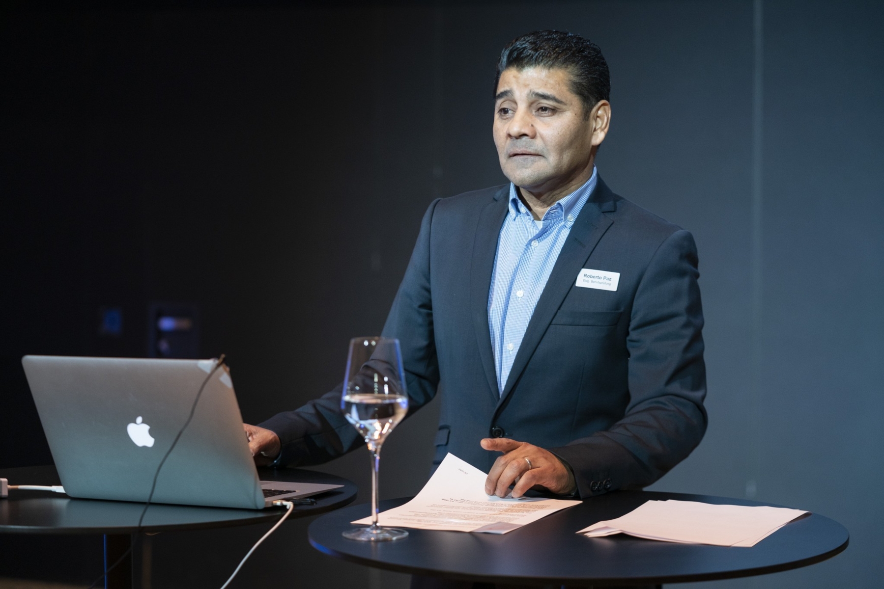 Roberto Paz spricht an der Medienkonferenz zum neuen GAV Reinigung